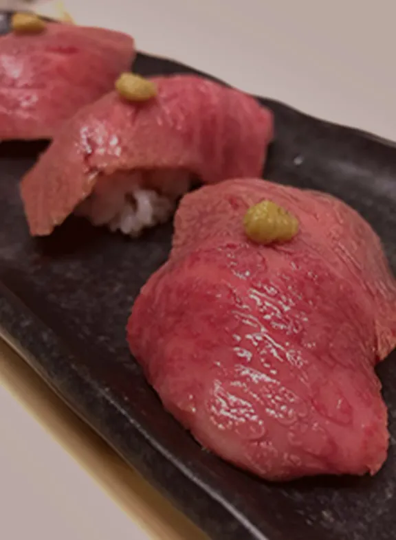 和牛の握り寿司にわさびがのっている